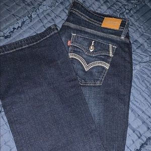 Blue Levi’s jean’s